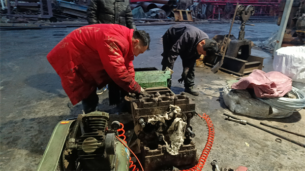 一八六公司修理车间复工复产后工人们修理泥浆泵.jpg