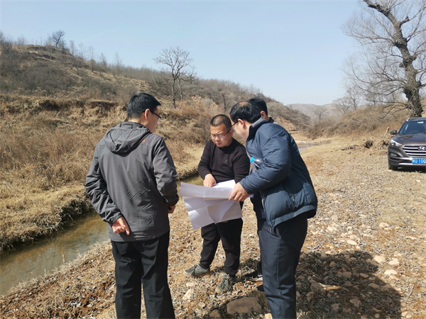 3月19日至20日，一八六公司总工程师郭云一行到百里东南部勘查区地质填图项目进行检查指导。摄影：姚强 (1).jpg