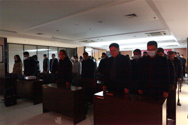 12月6日上午，江泽民同志追悼大会在北京人民大会堂隆重举行，一八六公司组织全体党员干部职工集中收看收听了追悼大会现场直播。摄影：郭玉佳 (1).jpg