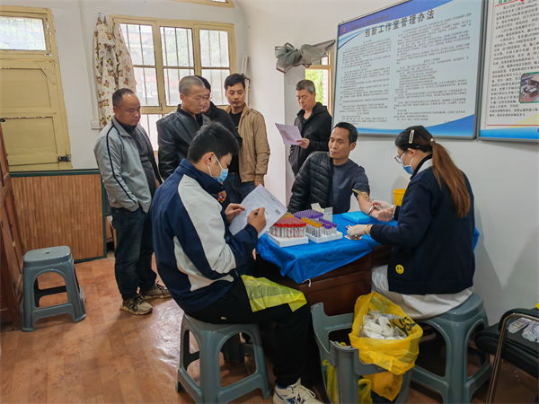 陕煤地质集团工会在全系统开展的“我为群众办实事，惠民体检下基层”活动，在彬州市和麟游县崔木煤矿为一八六公司200余名野外一线职工开展了为期4天的健康体检服务。摄影：蔡立卓 (2).jpg