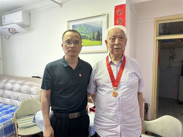 7月5日，一八六公司党委书记李存购一行3人将“光荣在党50年”纪念章送到了老党员马宗贵和刘继功手中。（王晓云）.jpg