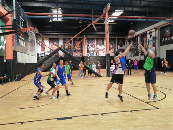 一八六公司工会于8月30日下午在西安市运佳篮球馆开展了职工篮球比赛。（摄影：蔡立卓） (2).jpg