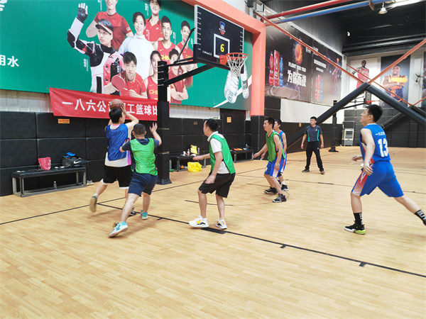 一八六公司工会于8月30日下午在西安市运佳篮球馆开展了职工篮球比赛。（摄影：蔡立卓） (1).jpg