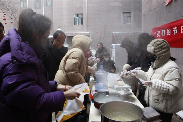 一八六公司恒悦物业举办了“猜灯谜、品汤圆，欢天喜地闹元宵”活动，与业主们共度佳节。图为：大家一起包汤圆。摄影：郭玉佳.jpg