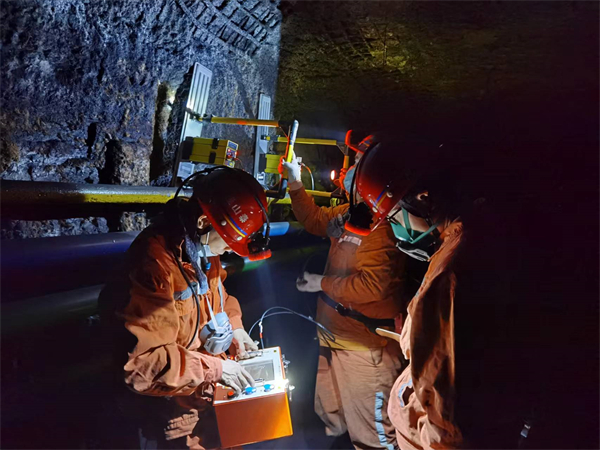 物探技术人员运用地质雷达在煤矿井下工作面探测隐伏地质灾害。摄影：王鑫鑫.jpg