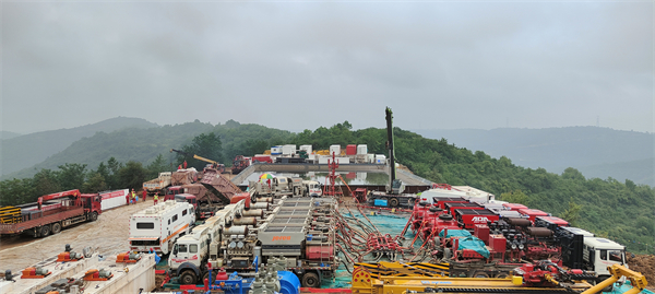 7月16日，一八六公司矿井地质技术工程二处负责施工的陕西永陇能源开发建设有限责任公司崔木煤矿22315 工作面地面水平井分段压裂项目进入了分段压裂阶段。（郭玉佳）.jpg