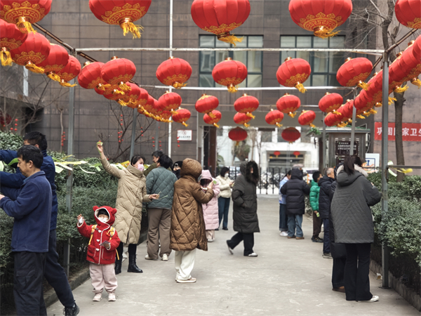 2月12日上午，一八六公司恒悦物业开展了“庆元宵 猜灯谜 品汤圆”活动。摄影：王琳 (1).jpg