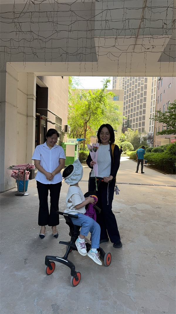 5月11日，一八六公司恒悦物业在高新科技花园小区西门开展了“寄情于花  献礼母亲”活动。摄影：王琳 (2).jpg