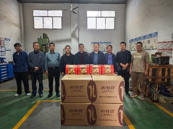 251758782804530681.jpeg 9月23日,一八六公司开展“双节”前野外职工慰问活动。摄影:张小龙_副本.jpg