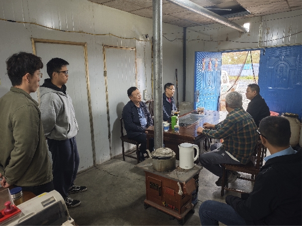 251758782818602367.jpeg 9月23日,一八六公司开展“双节”前野外职工慰问活动。摄影:张小龙(1)_副本.jpg