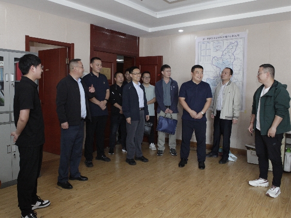 251758789859331901.jpeg 9月24日,山东泰山资源勘查有限公司到一八六公司座谈交流。摄影:郭玉佳(1)_副本.jpg