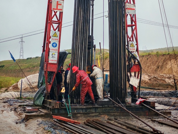 陕煤地质一八六公司攻坚克难勇争先 技术创新解难题 摄影：张晔 (1).jpg