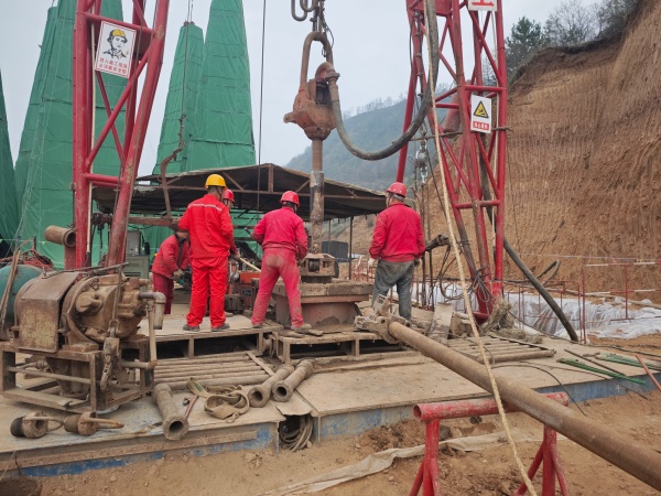 071762482424174625.jpeg 11月4日,一八六公司杨家坪煤矿LS01孔顺利开钻。摄影:昝珂 (2).jpg