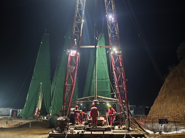 071762482447716723.jpeg 11月4日,一八六公司杨家坪煤矿LS01孔顺利开钻。摄影:昝珂 (1).jpg