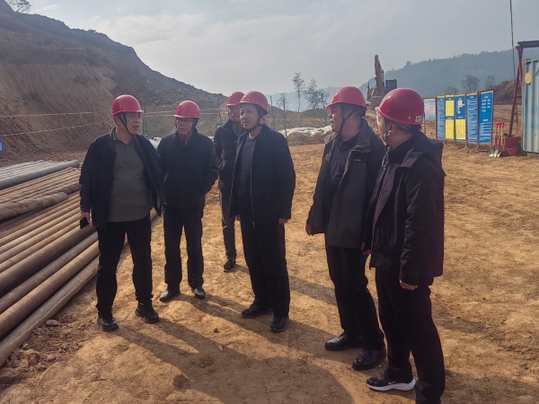 071762482584995349.jpeg 11月4日,姬永涛一行到一八六公司杨家坪煤矿项目开展秋季安全生产专项督导检查。摄影:张涛 (1).jpg