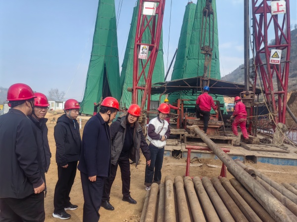 071762482597415519.jpeg 11月4日,姬永涛一行到一八六公司杨家坪煤矿项目开展秋季安全生产专项督导检查。摄影:张涛 (2).jpg