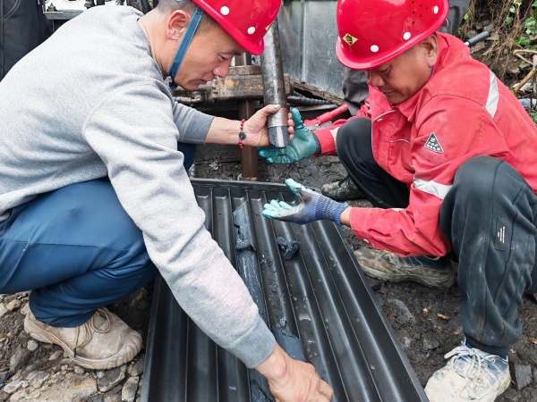 071762482812795477.jpeg 一八六公司金矿、萤石矿勘查项目全面启动。摄影:姚强 (2).jpg