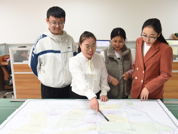 3月22日，陕西省总工会女职工委员会印发《关于表彰 2022 年陕西省先进女职工集体和个人的决定》，一八六公司水工环地质高级工程师李贵娟被授予2022 年“陕西省五一巾帼标兵”。摄影：张小龙 (2).JPG