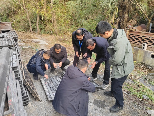 121765507370460289.jpeg 12月8日,一八六公司平利萤石矿调查项目顺利通过验收。摄影:姚强.jpg