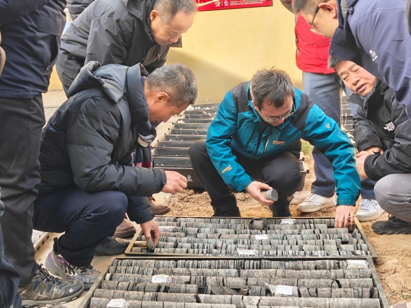 121765523349605616.jpeg 近日,一八六公司刘家庄煤层气项目顺利通过野外验收。摄影:解坤轩 (2).jpg