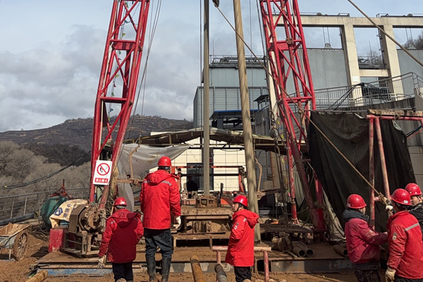 2月28日，一八六公司崔木煤矿瓦斯抽排孔项目顺利开工。摄影：李强_副本.jpg