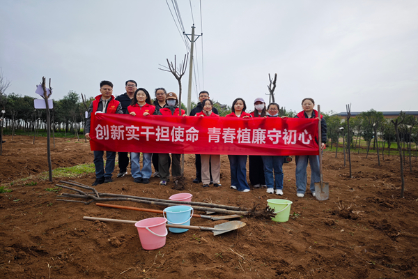 261774511114827069.jpeg 3月25日,一八六公司开展主题植树暨青年廉洁教育活动。摄影:郭玉佳 (2).jpg