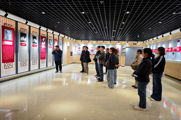 261774511126854671.jpeg 3月25日,一八六公司开展主题植树暨青年廉洁教育活动。摄影:郭玉佳 (1).jpg