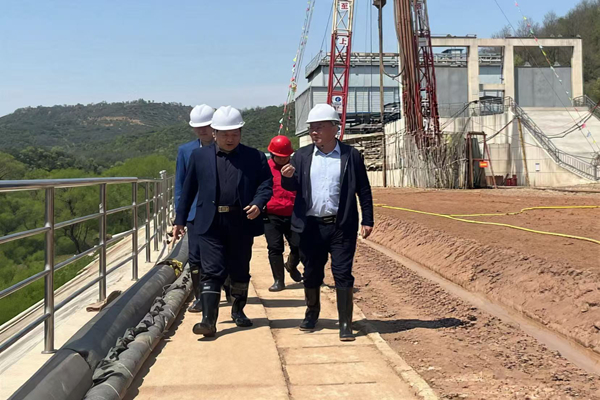 4月22日，陕煤地质集团党委委员、副总经理姬永涛前往宝鸡市麟游县，对一八六公司施工的崔木煤矿瓦斯管道井项目开展督导检查。一八六公司党委副书记、执行董事、总经理张异宵及相关工作人员陪同检查。摄影：曹炯.jpg